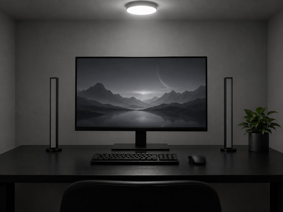 Le même bureau sous un plafonnier blanc